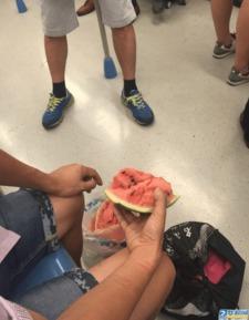 上车地铁吃瓜,地铁车厢里的“吃瓜”众生相